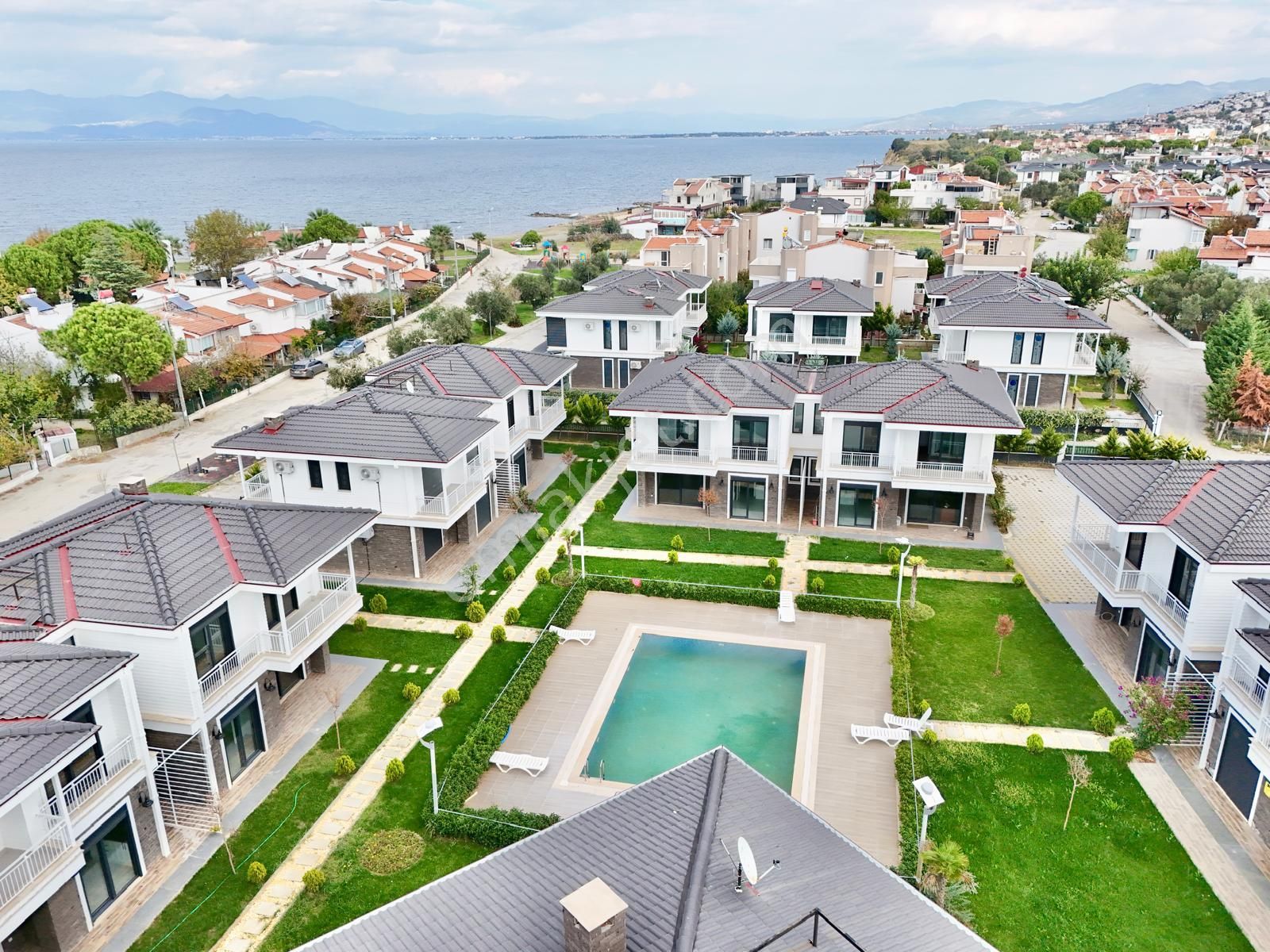 Aras Emlaktan Pelitköyde Havuzlu Site İçi Denize 100 M. Villalar - Görsel 3