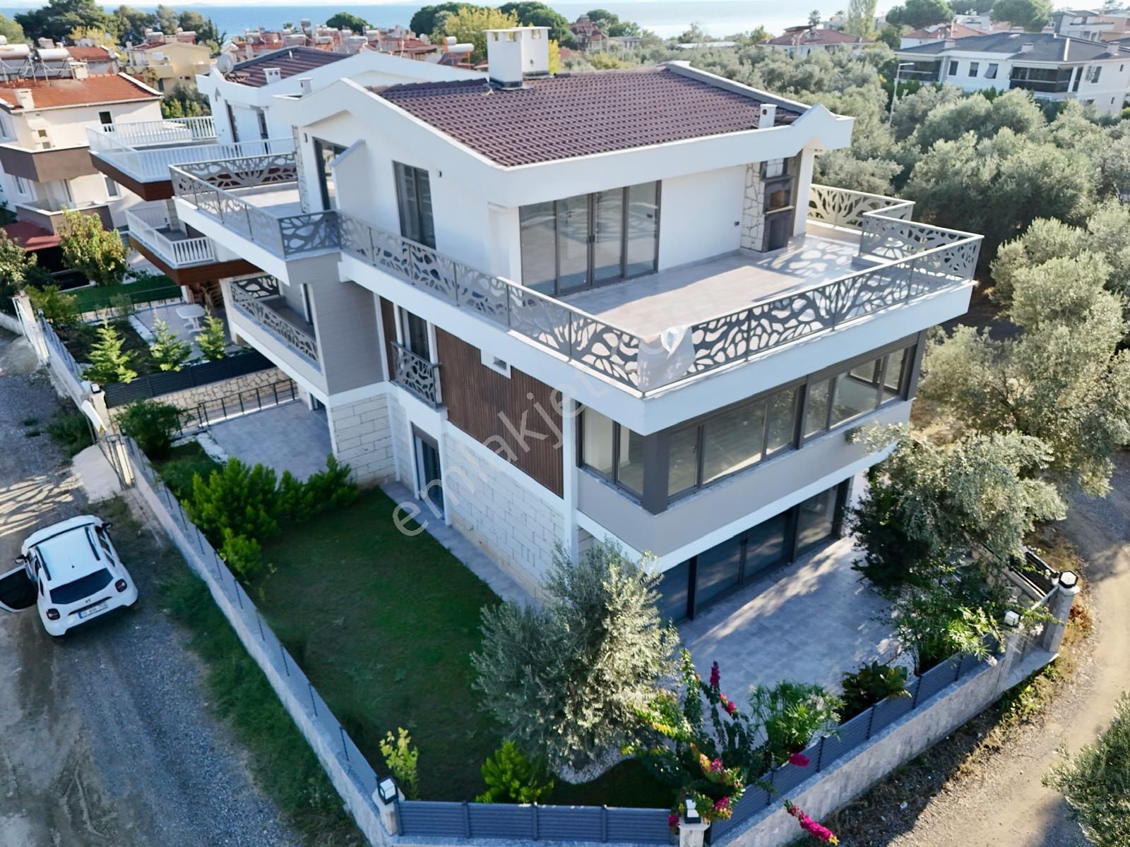 Akçay Aras Emlaktan Narlıda Denize 150 Metre 4+1 Köşe Villa