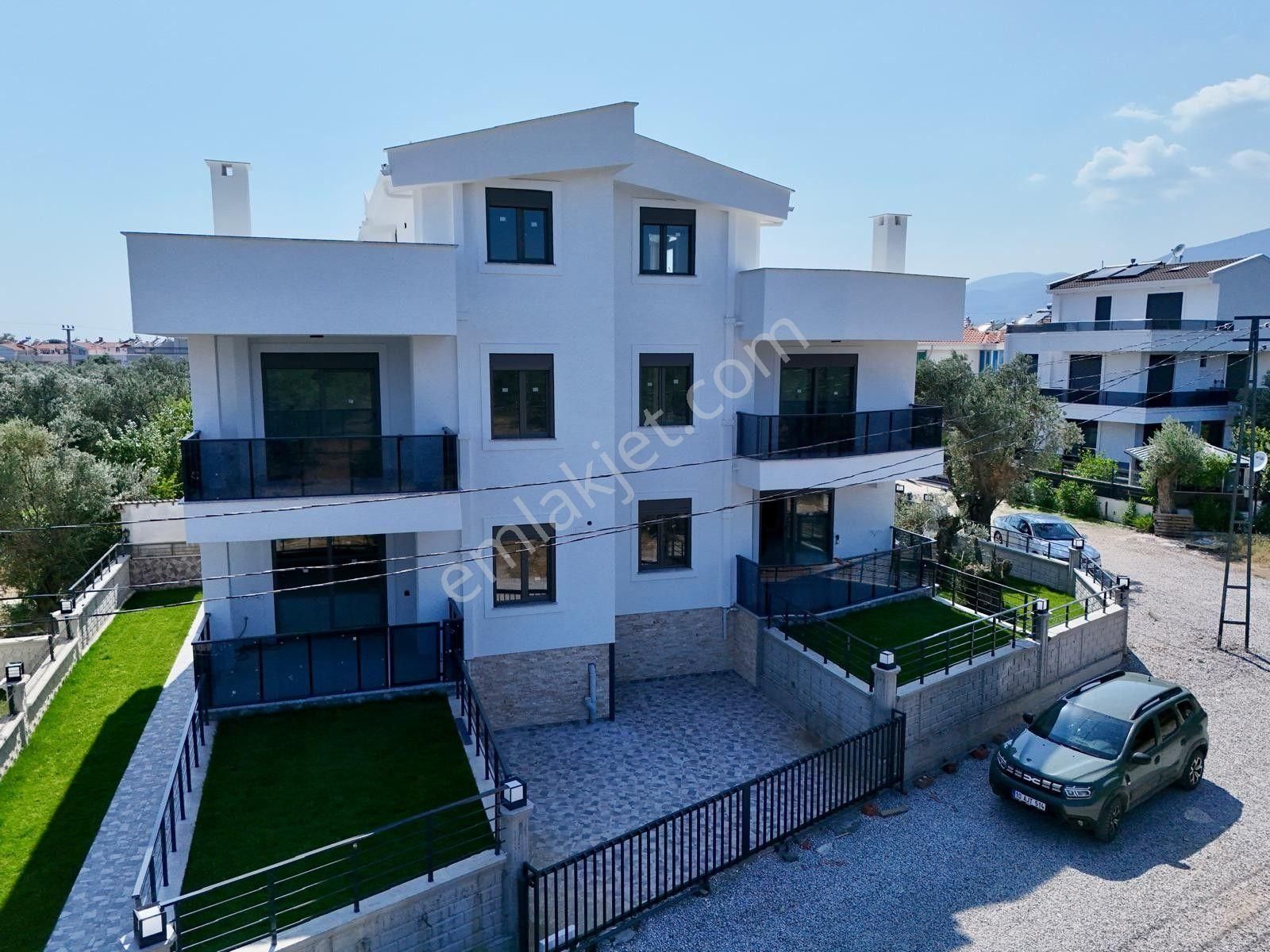 Akçay Aras Emlaktan Güre Çamlıbelde Denize 500 M. 4+1 Villa