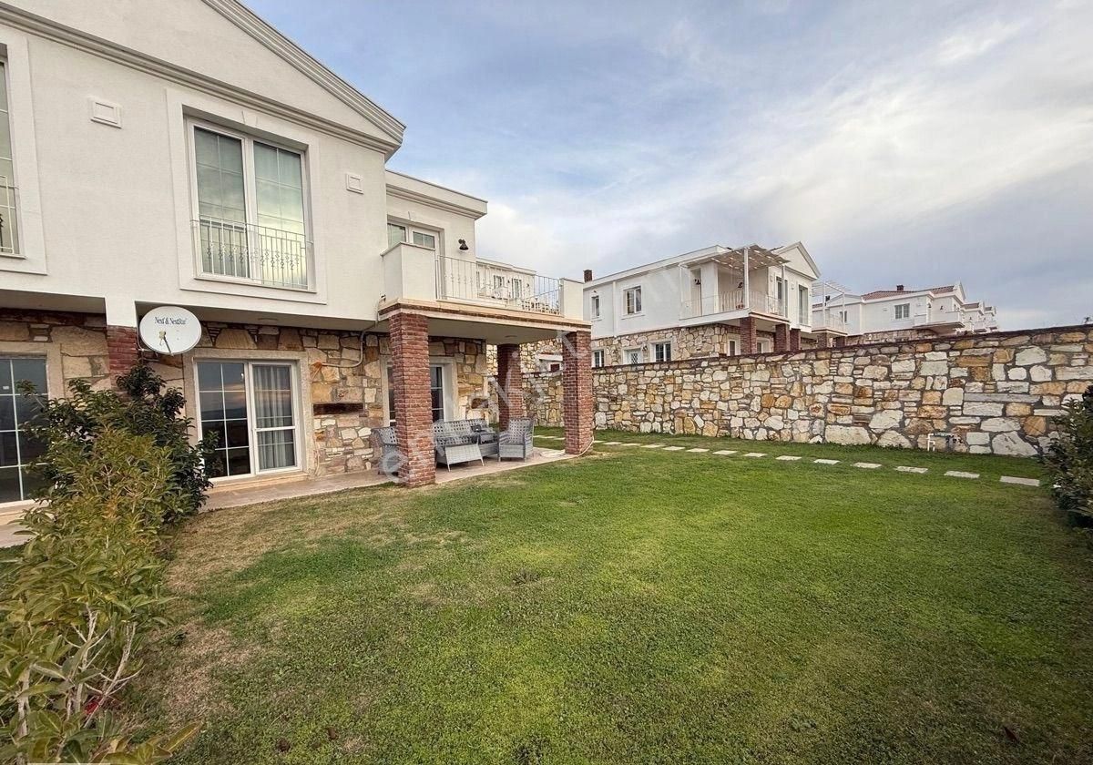 Foça Hayat’da Havuzlu Sitede Özel Bahçeli Eşyalı Lüx Villa - Görsel 24