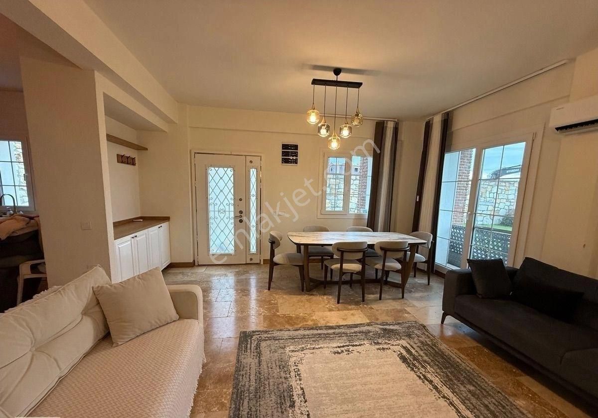 Foça Hayat’da Havuzlu Sitede Özel Bahçeli Eşyalı Lüx Villa - Görsel 13