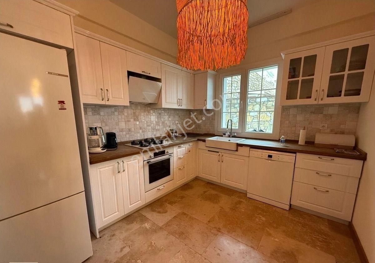 Foça Hayat’da Havuzlu Sitede Özel Bahçeli Eşyalı Lüx Villa - Görsel 32