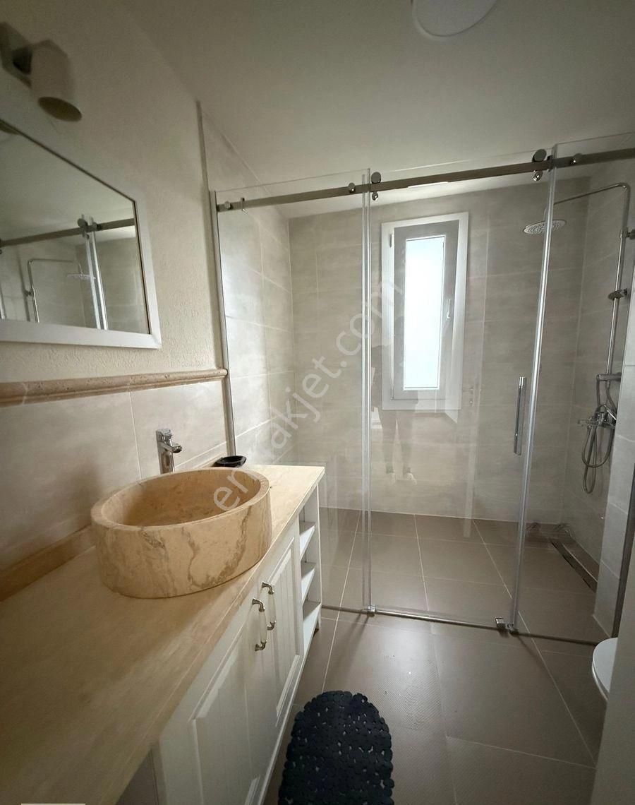 Foça Hayat’da Havuzlu Sitede Özel Bahçeli Eşyalı Lüx Villa - Görsel 10