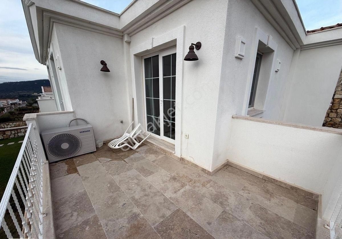 Foça Hayat’da Havuzlu Sitede Özel Bahçeli Eşyalı Lüx Villa - Görsel 9