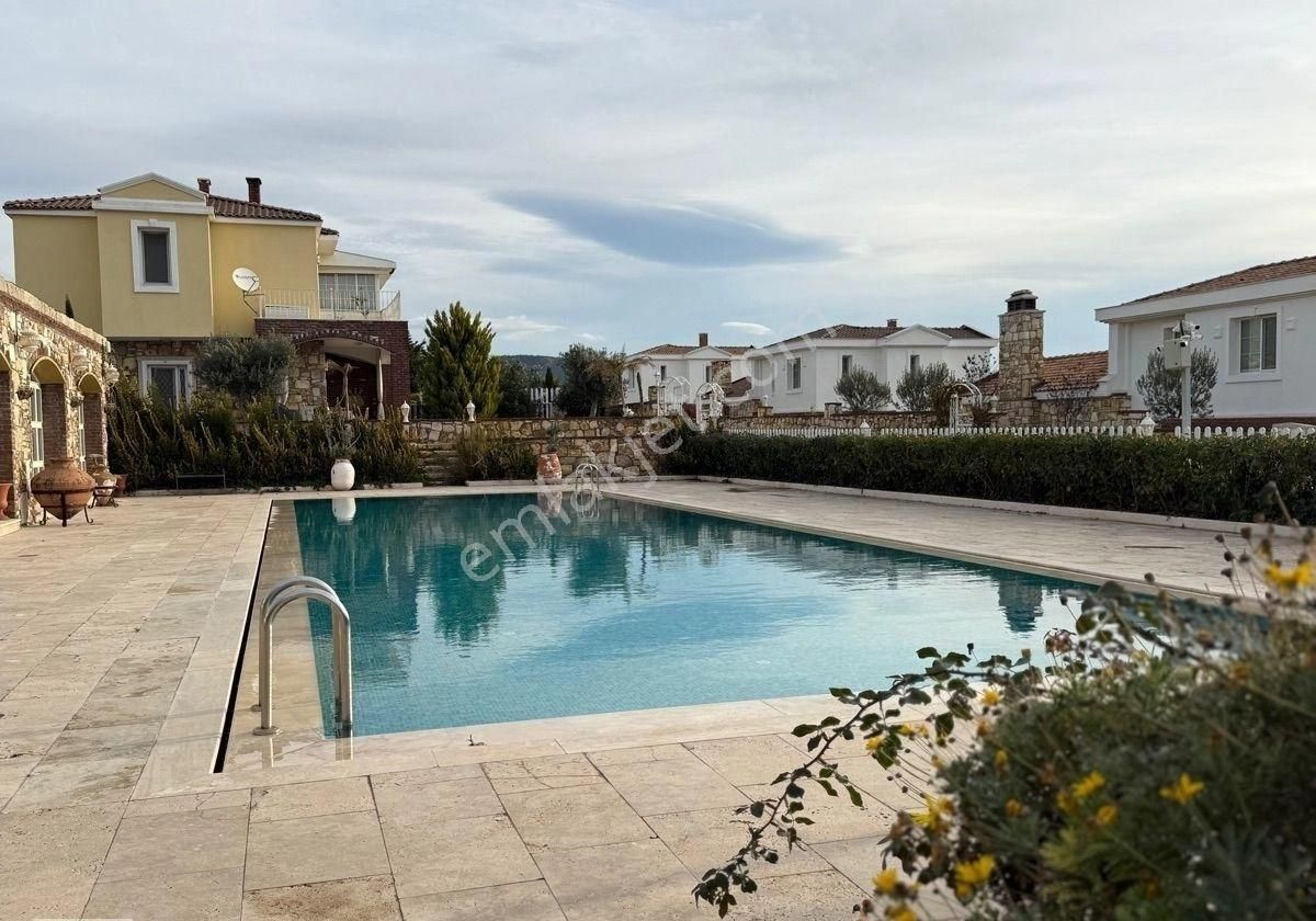 Foça Hayat’da Havuzlu Sitede Özel Bahçeli Eşyalı Lüx Villa - Görsel 25
