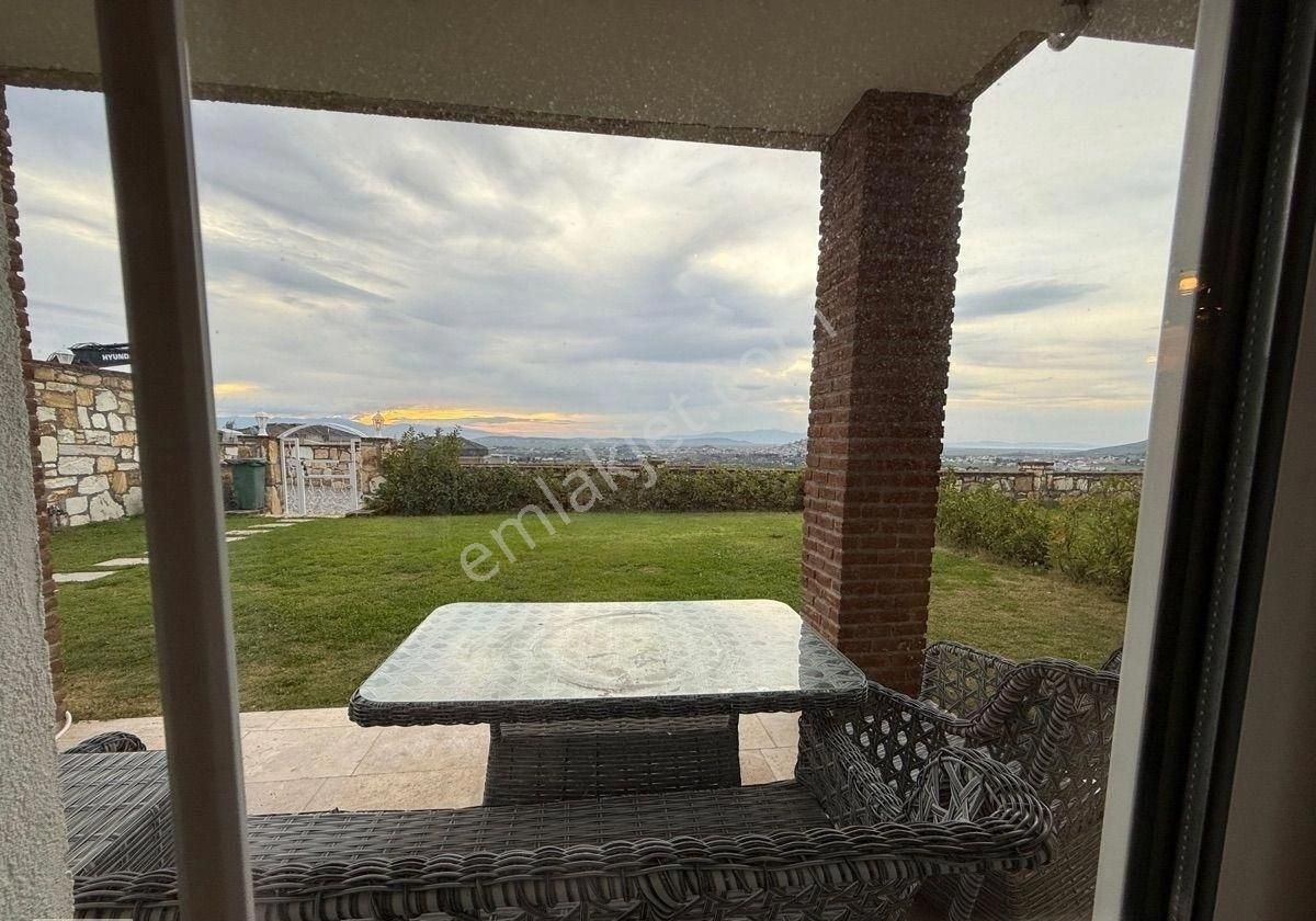 Foça Hayat’da Havuzlu Sitede Özel Bahçeli Eşyalı Lüx Villa - Görsel 12