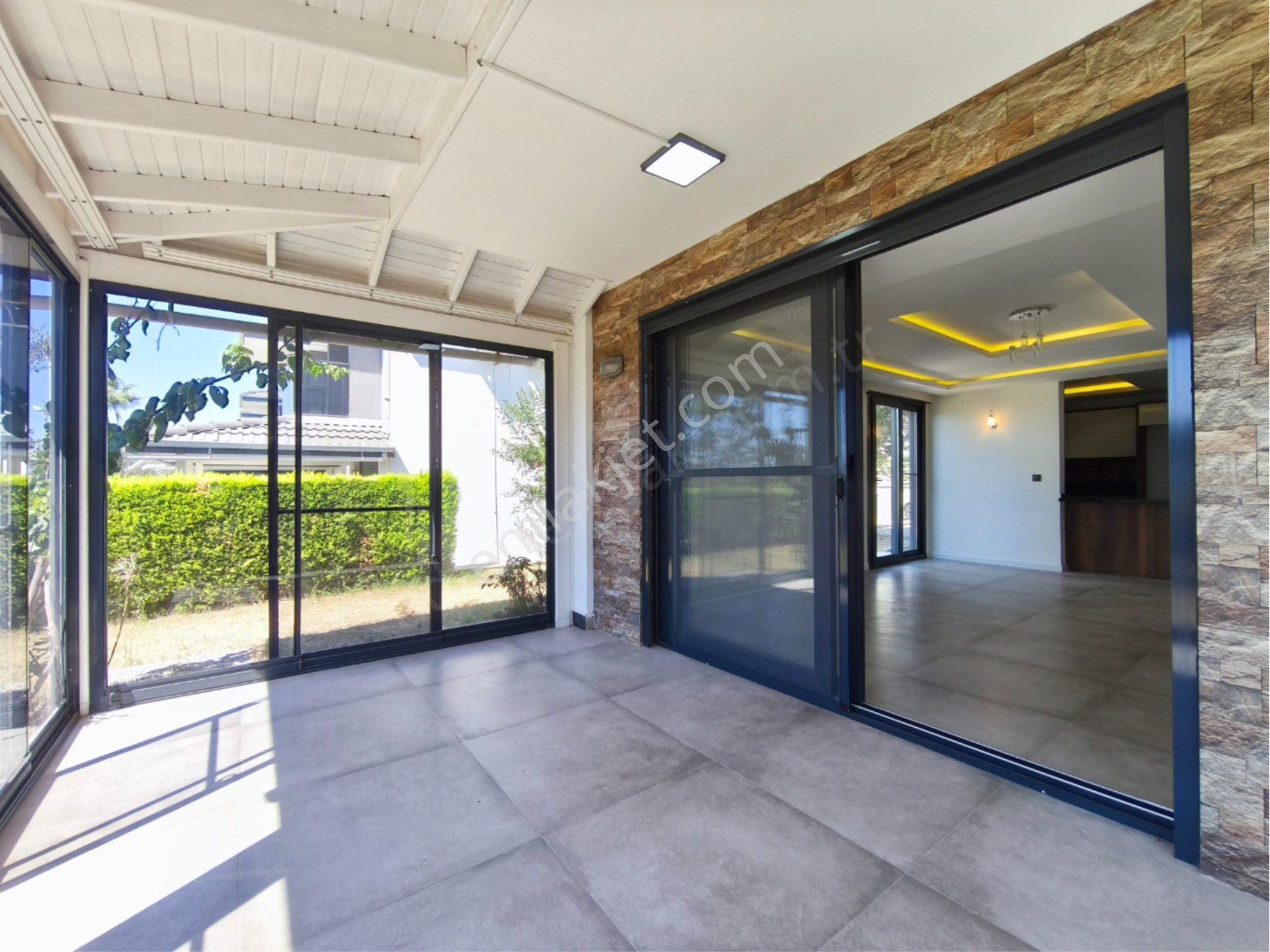 Kuşadasında Müstakil Bahçeli Özel Otoparklı 3+1 Havuzlu Sitede Villa - Görsel 18