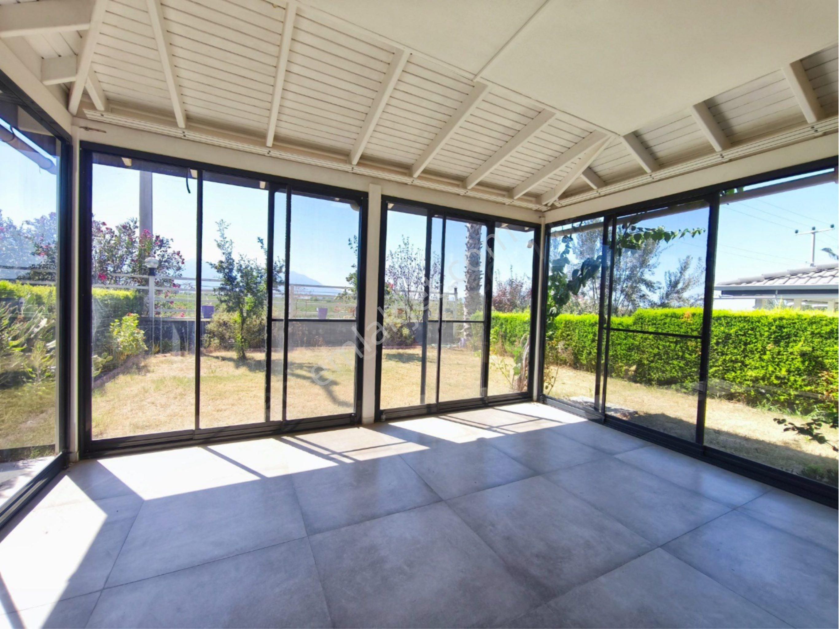 Kuşadasında Müstakil Bahçeli Özel Otoparklı 3+1 Havuzlu Sitede Villa - Görsel 3