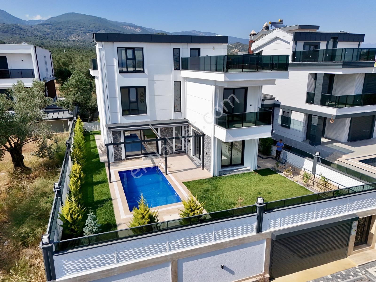 Akçay Aras Emlaktan Tahtakuşlarda 5+1 Havuzlu Müstakil Villa