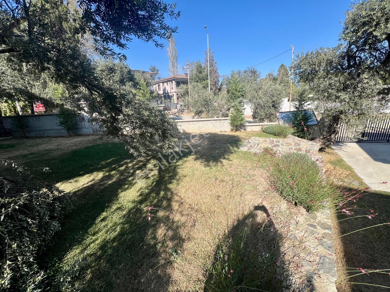 Akçay Aras Emlaktan Gürede Geniş Bahçeli 7+1 Müstakil Villa - Görsel 4