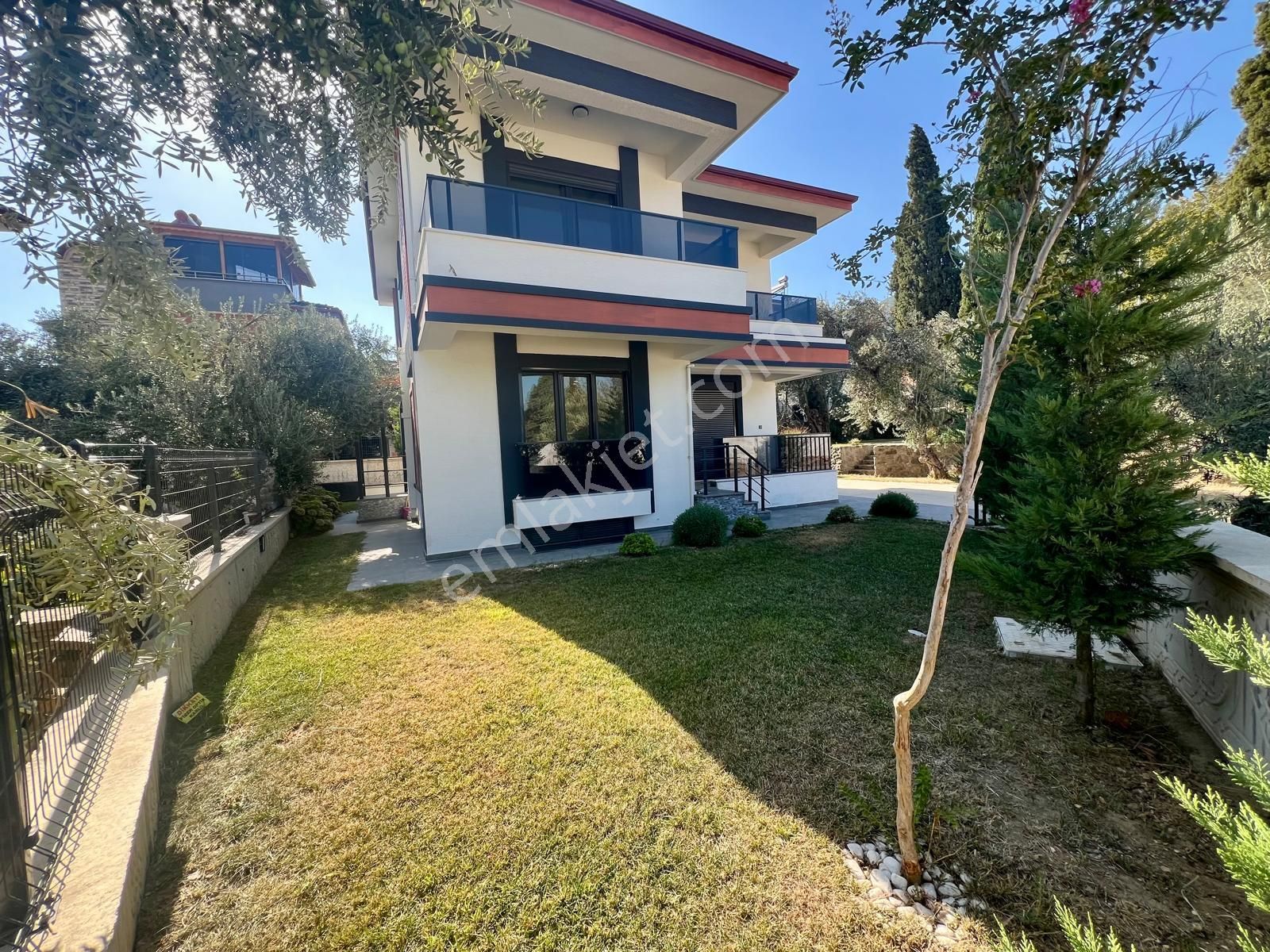 Akçay Aras Emlaktan Gürede Geniş Bahçeli 7+1 Müstakil Villa