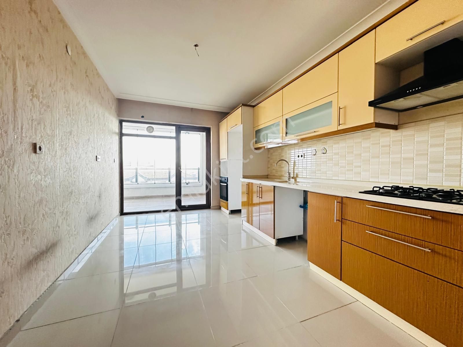 Kalecik Emlak'tan Site'de Asansörlü Fırsat Dairesi 4+1 175m²