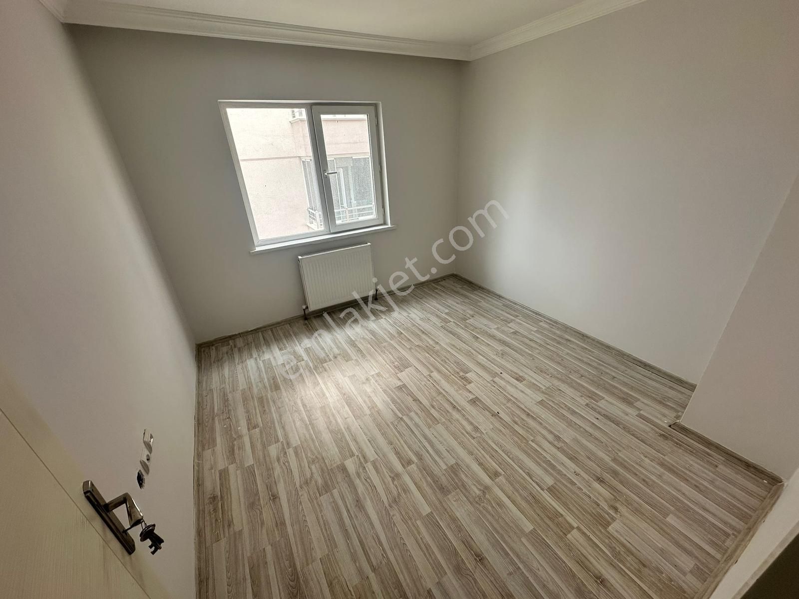 4+1 Merkezi Lokasyon 140m2 Ebeveyn Banyo Ön Cephe - Görsel 6