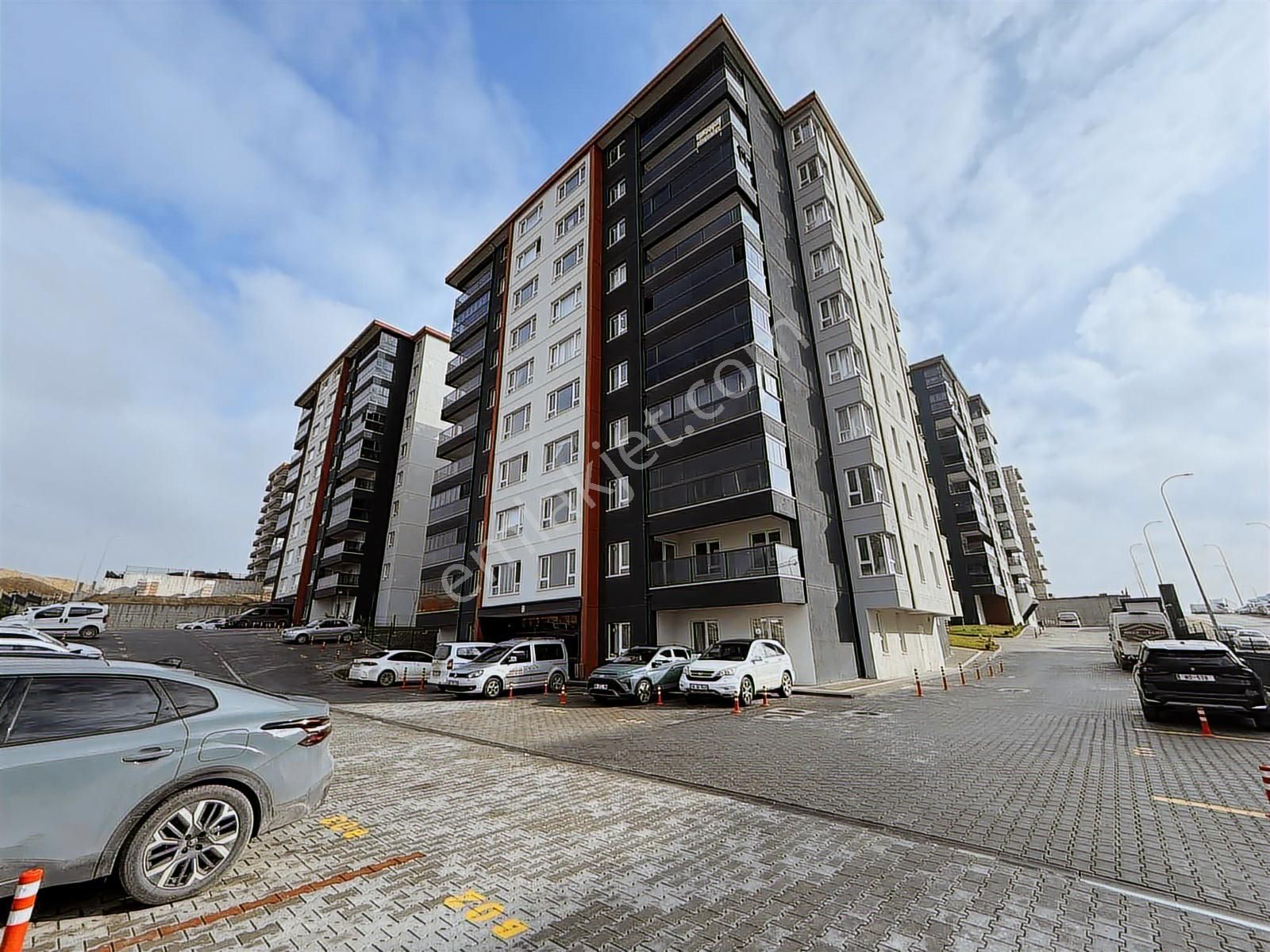 Saraycıkta Sıfır 8.katta Manzaralı Cift Banyo Geniş 3+1 Kiralık