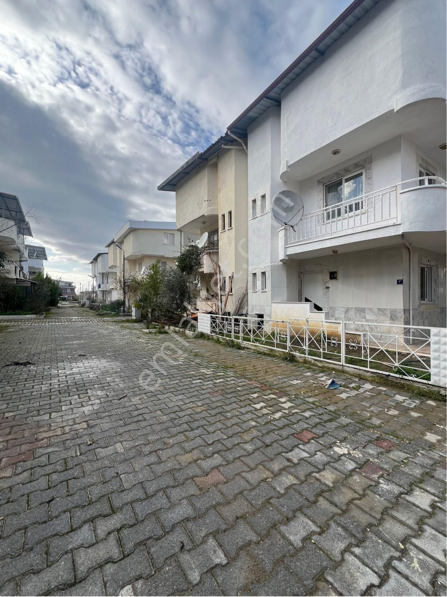 Kuşadası Davutlar’da Köşe Konumlu 3 + 1 Villa Satılık Çok Acil