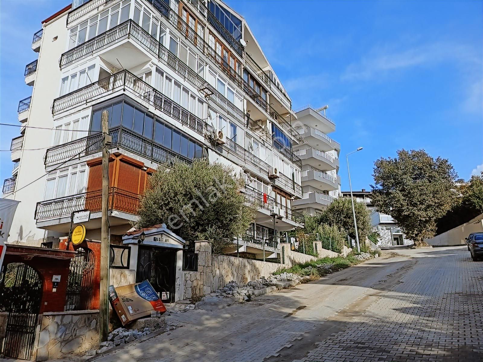 Kuşadası Merkezi Bölgede Marinaya Yakın Manzaralı Dubleks Daire