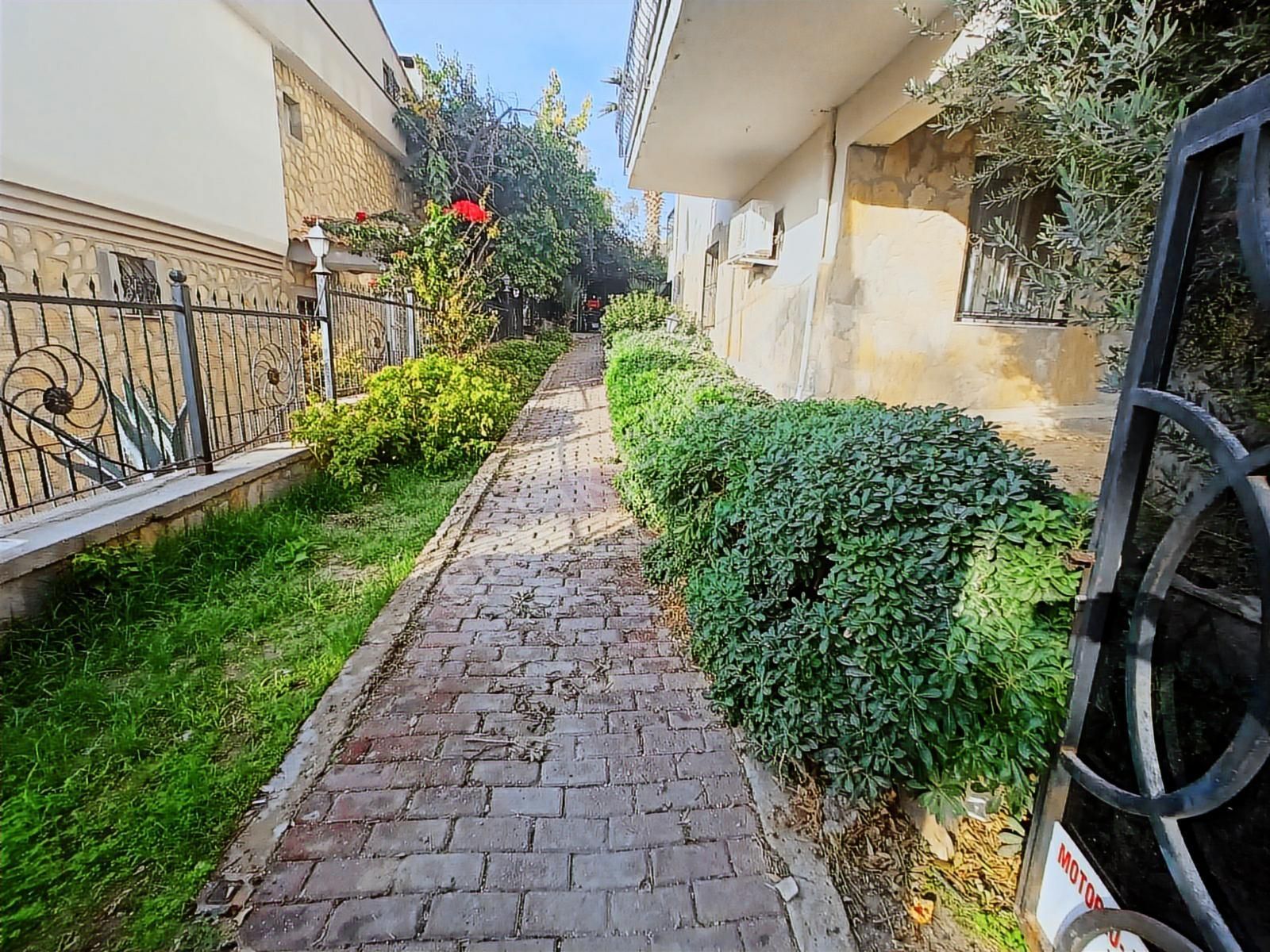 Kuşadası Merkezi Bölgede Marinaya Yakın Manzaralı Dubleks Daire - Görsel 12