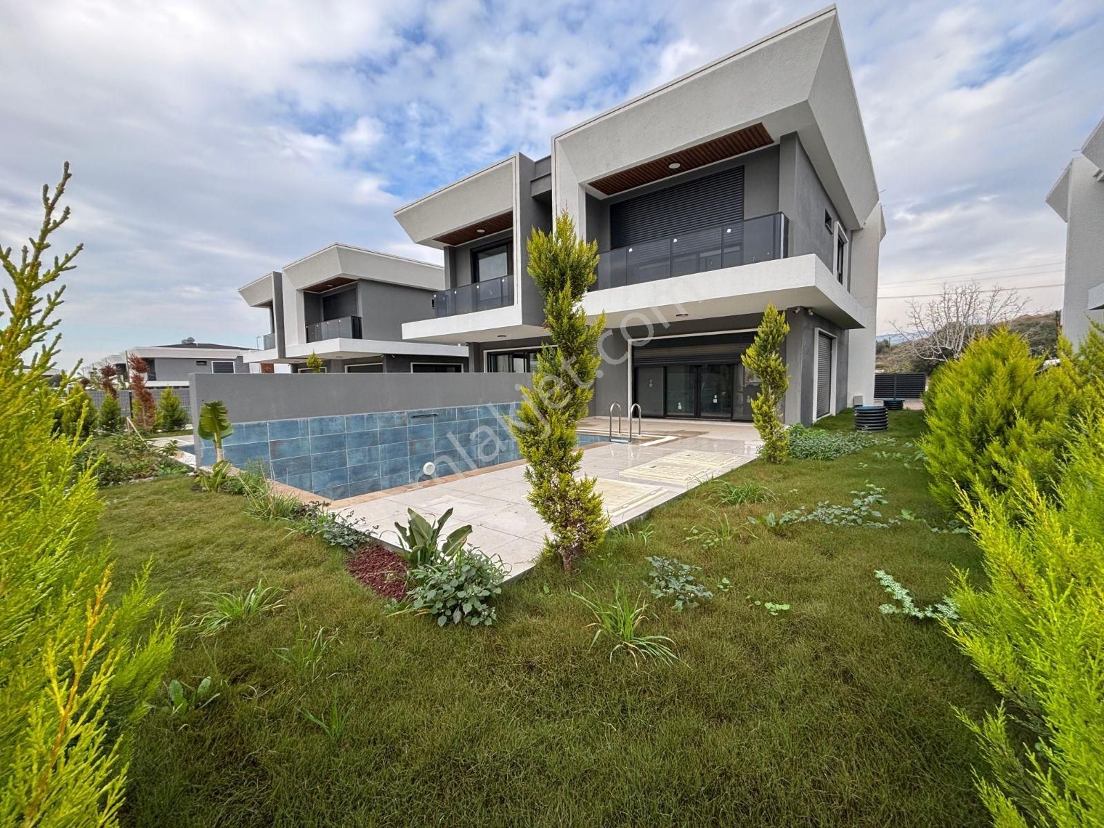 Emsallerin En Uygun Havuzlu Özel Otoparklı 3+1satılık Villası