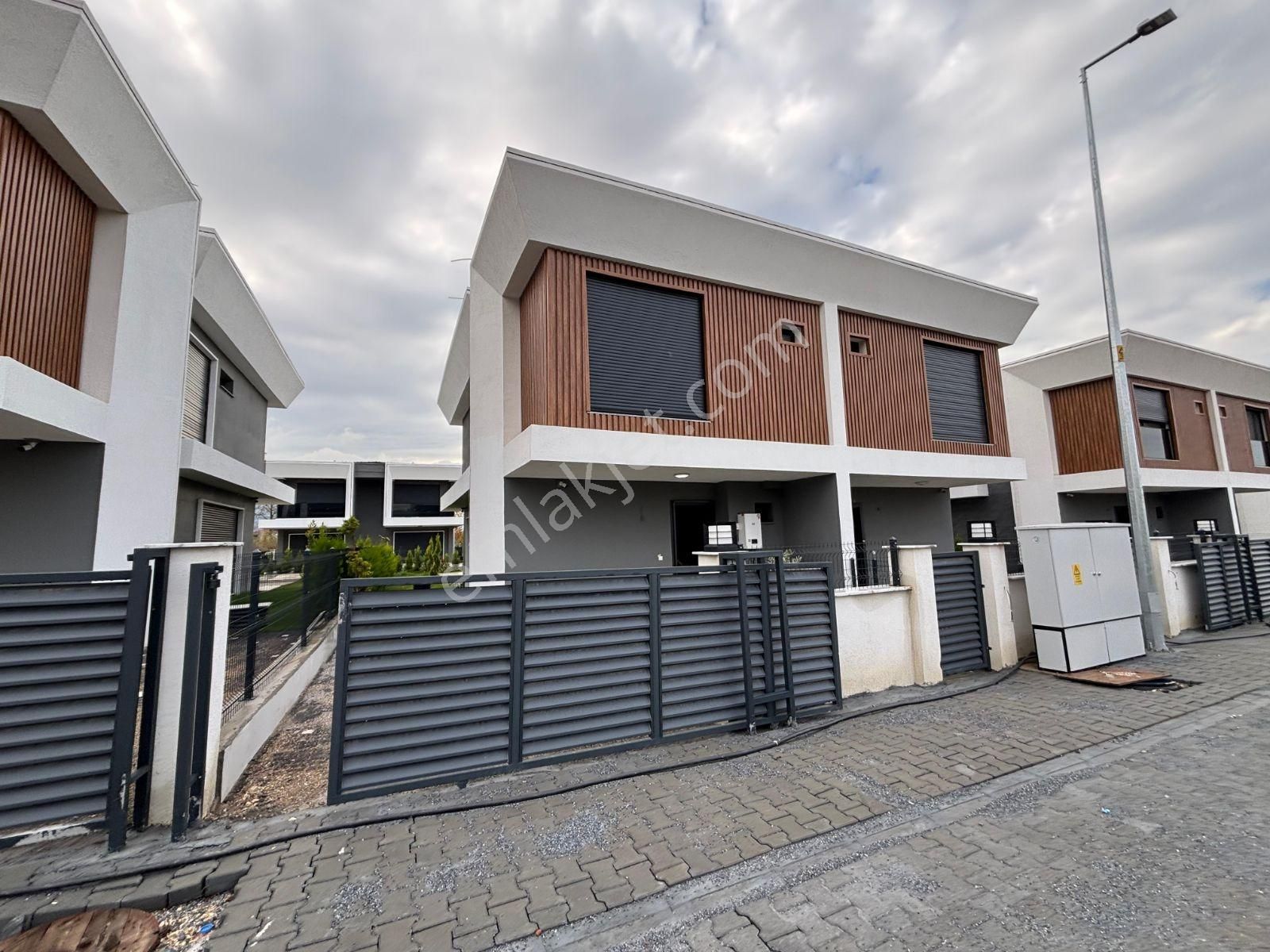 Emsallerin En Uygun Havuzlu Özel Otoparklı 3+1satılık Villası - Görsel 2