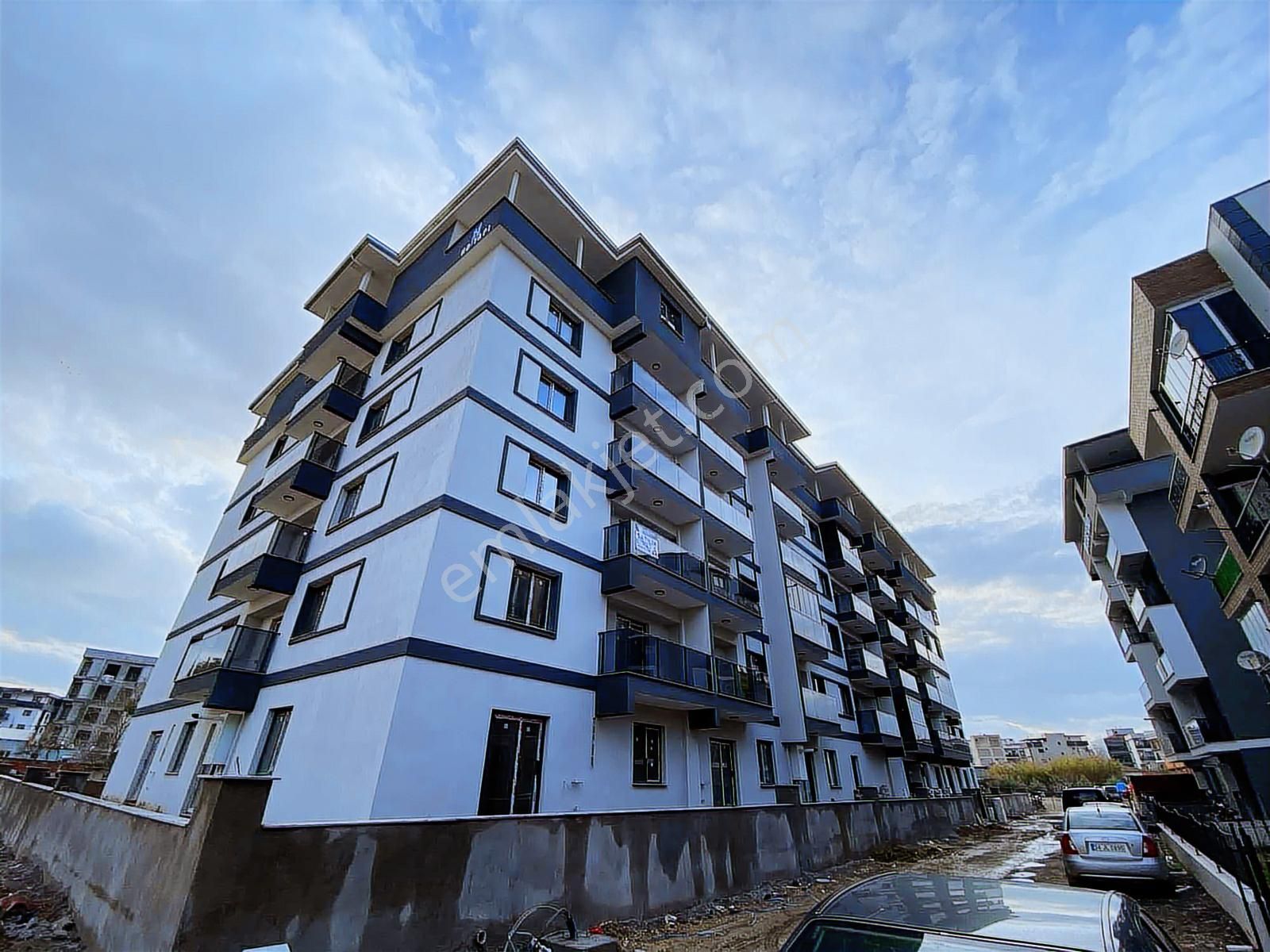 Seyrek Merkezi Konumda Kiralık Büyük Tip Balkonlu 1+1 Daire