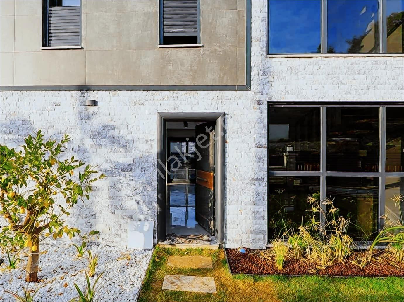 Kuşadası Soğucakta Satılık Deniz Manzaralı Havuzlu Villa - Görsel 14