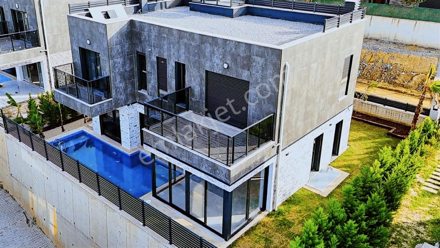 Kuşadası Soğucakta Satılık Deniz Manzaralı Havuzlu Villa - Görsel 17