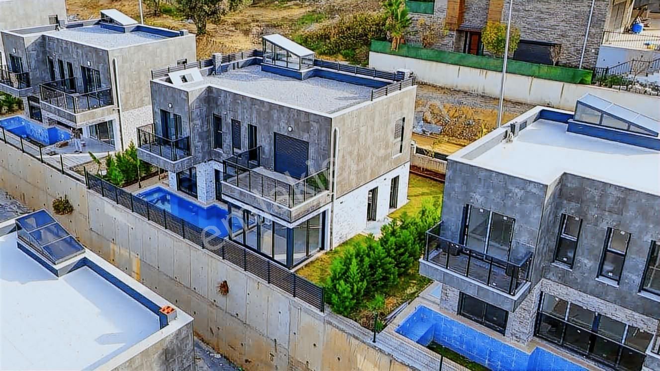 Kuşadası Soğucakta Satılık Deniz Manzaralı Havuzlu Villa