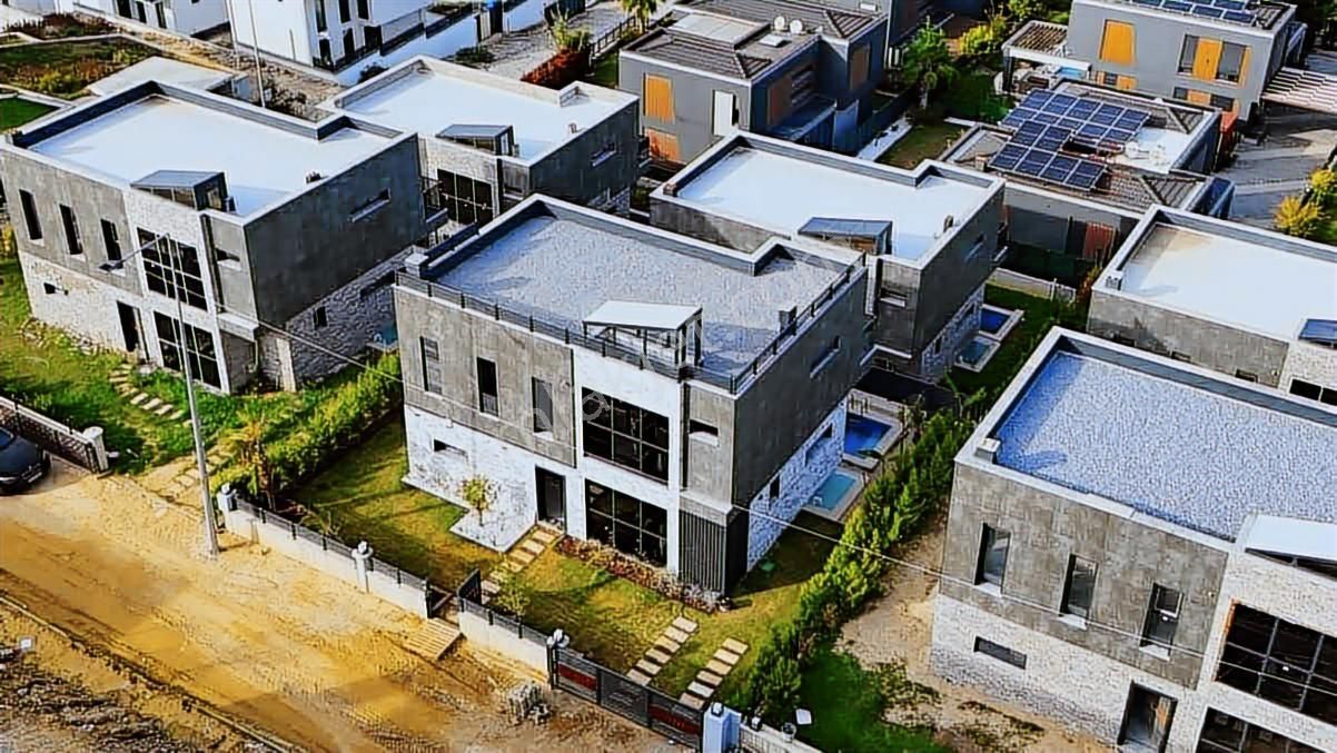 Kuşadası Soğucakta Satılık Deniz Manzaralı Havuzlu Villa - Görsel 12