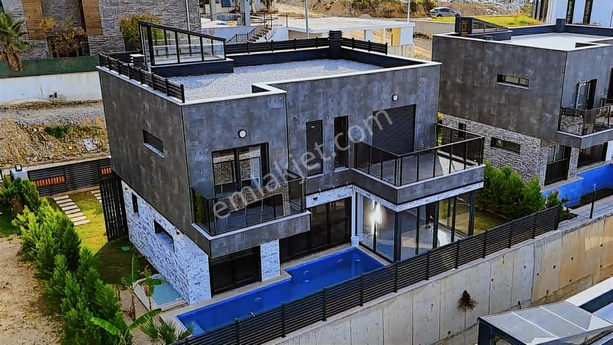 Kuşadası Soğucakta Satılık Deniz Manzaralı Havuzlu Villa - Görsel 11