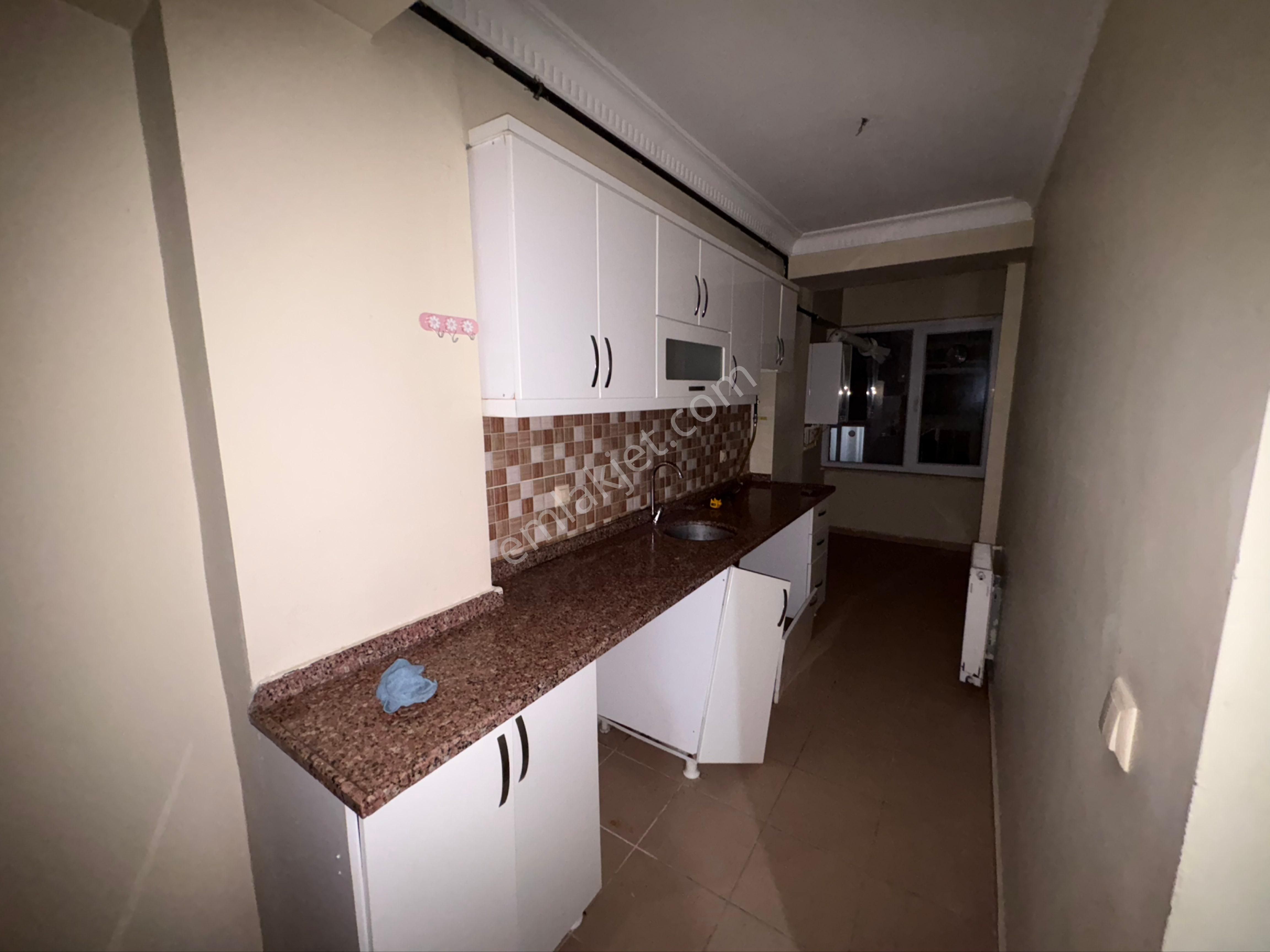 Emir Emlak‘tan 2+1 Yeni Bina 2 Kat Mutfak Alt Dolabı Değişecek Yabancı Ailelere Uygun