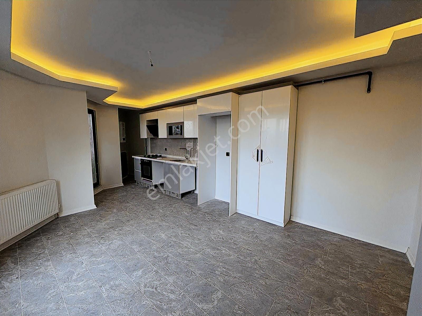 Alaçatı'dan İncek'te Bulvara Yakın Anahtar Teslim Yüksek Giriş