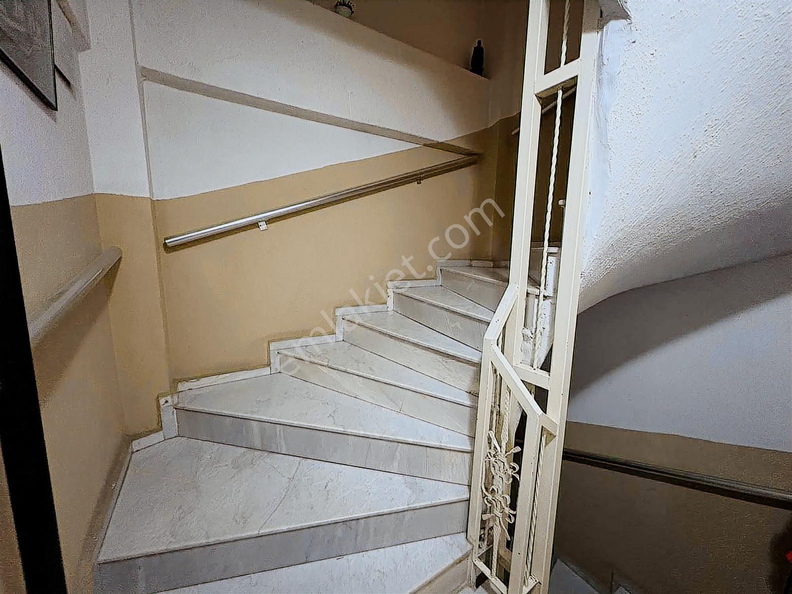 Çiğli Ata Sanayi Kiralık 3+1 Daire - Görsel 3
