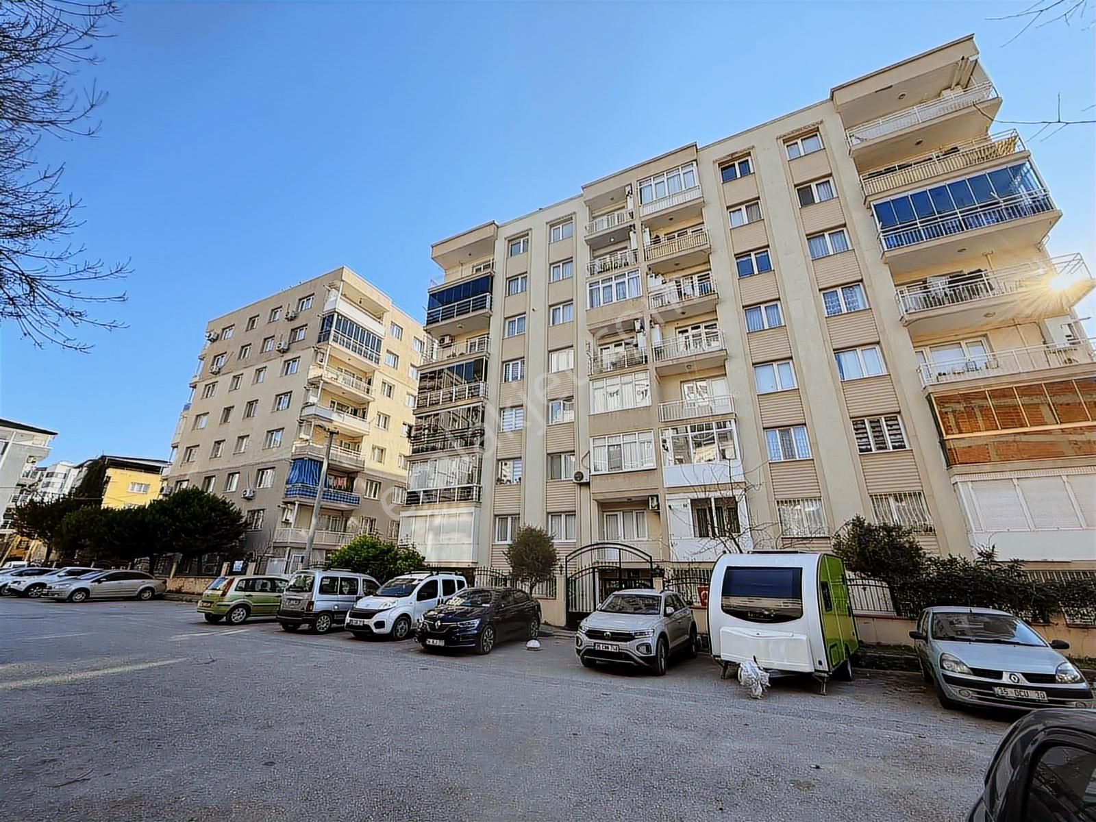 Buca Dilek Sitesi'nde Full Tadilatlı Kiralık 3+1 Daire