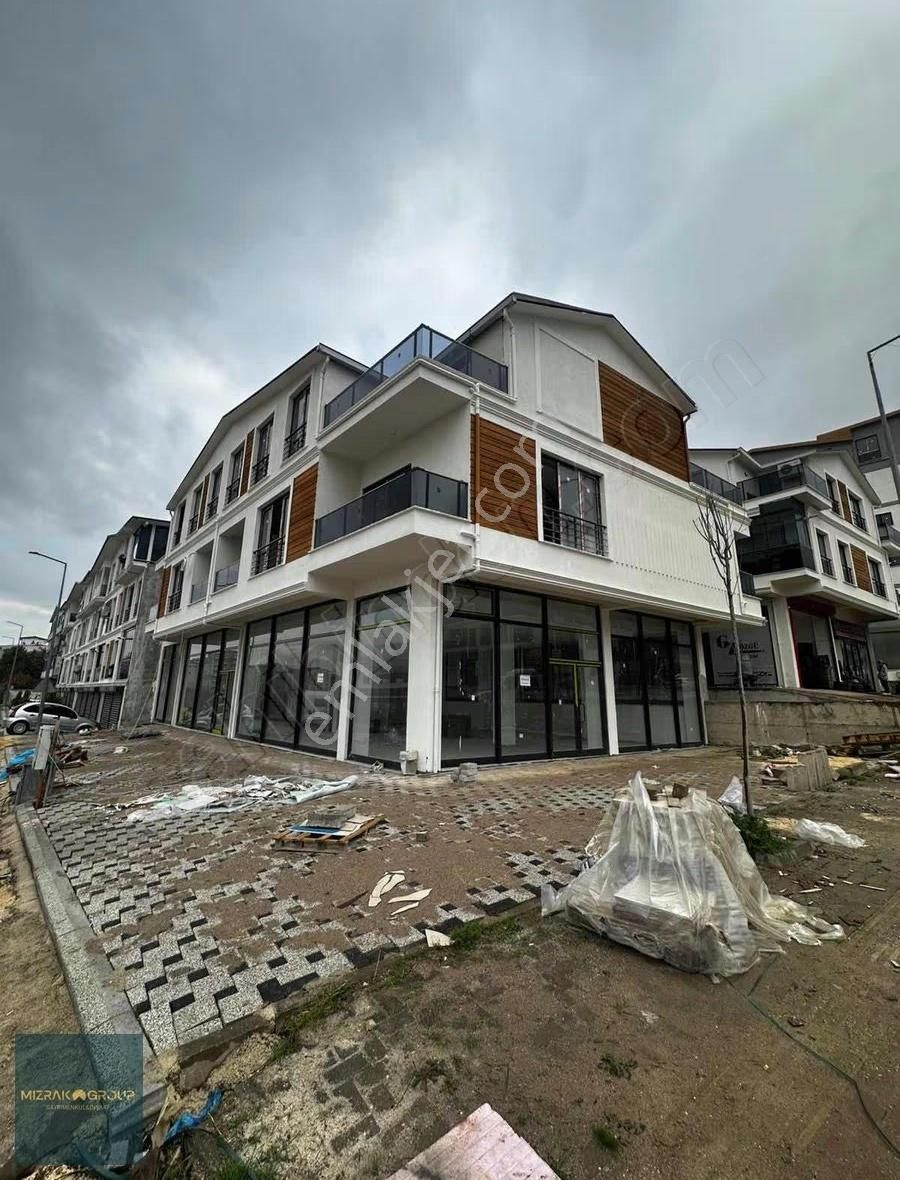 Bölgenin En Kullanışlı M. Akif Erdoy Caddesi 230 M2 Köşe Dükkan