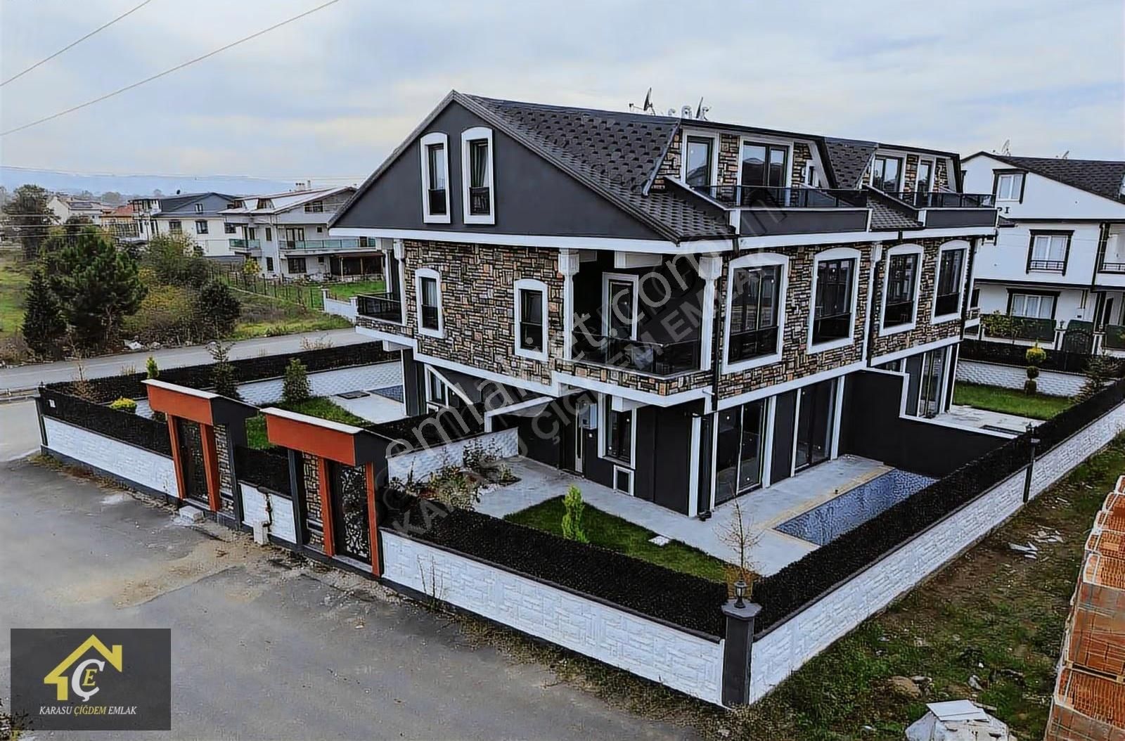 Kocaali De 3+1 Deniz Manzaralı Ve Havuzlu Villa