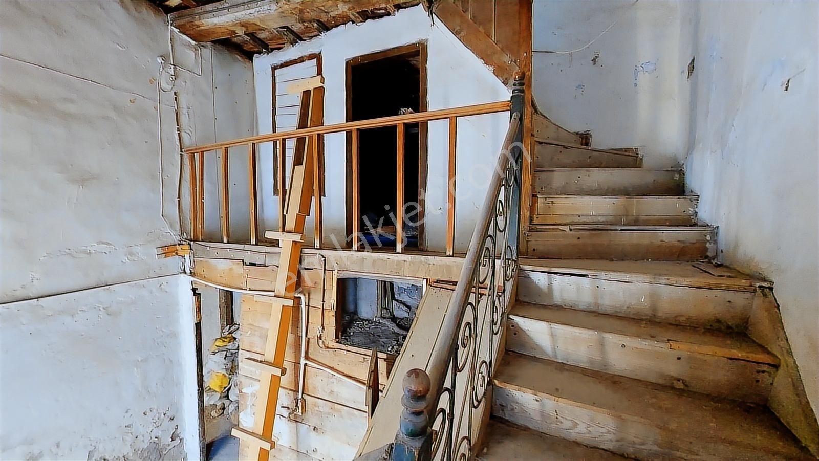 Ayvalık Merkez,de Yatırıma Uygun 3 Katlı Tarihi Kargir Ev - Görsel 16