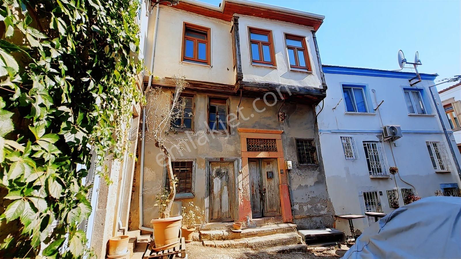 Ayvalık Merkez,de Yatırıma Uygun 3 Katlı Tarihi Kargir Ev