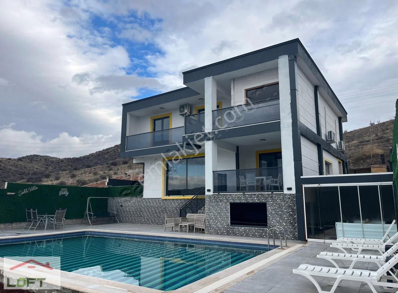 Havuzlu Özel Yapılı Lüks Villa