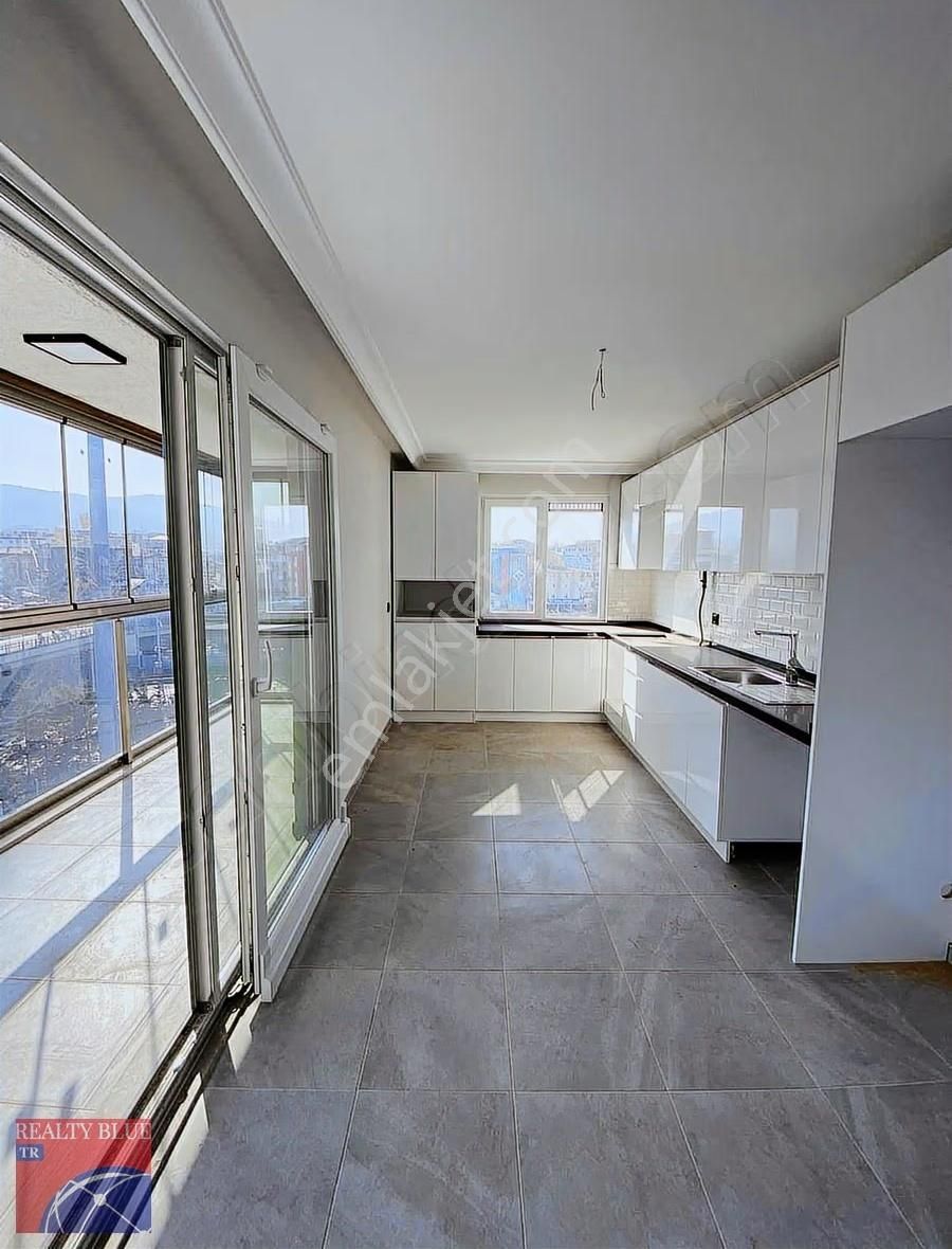 Sultanbeyli Merkezde Satılık Lüks Ferah 3.5+1 Arakat Daire