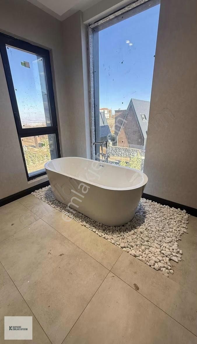 Emlak Ofisimden Hacılarda Çelik Konstrüksiyon 3+1 1. Sınıf Villa