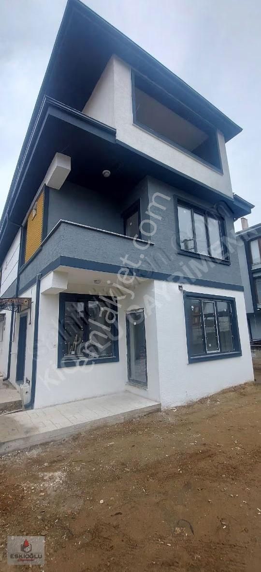 Karasu Merkezde Triblex 3 Katlı Vılla