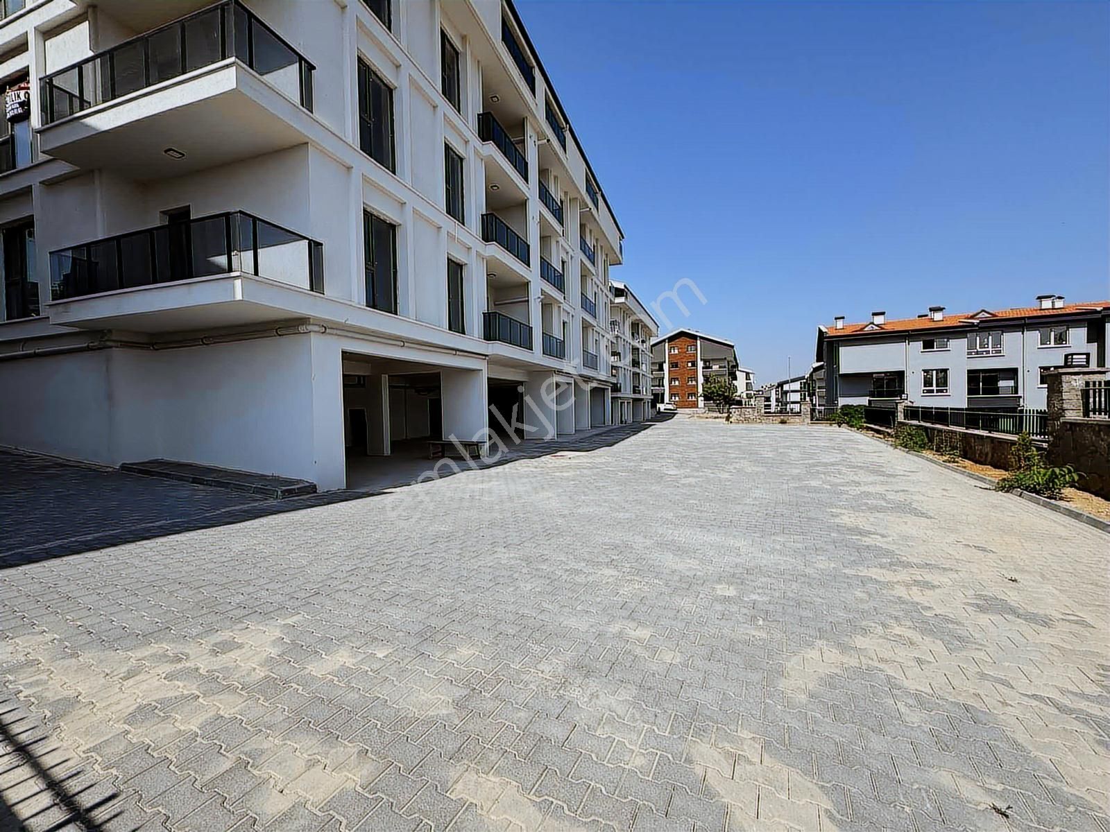 Alaçatıdan İncekte Site Konseptinde Geniş Kullanımlı Kiralık 1+1 - Görsel 28