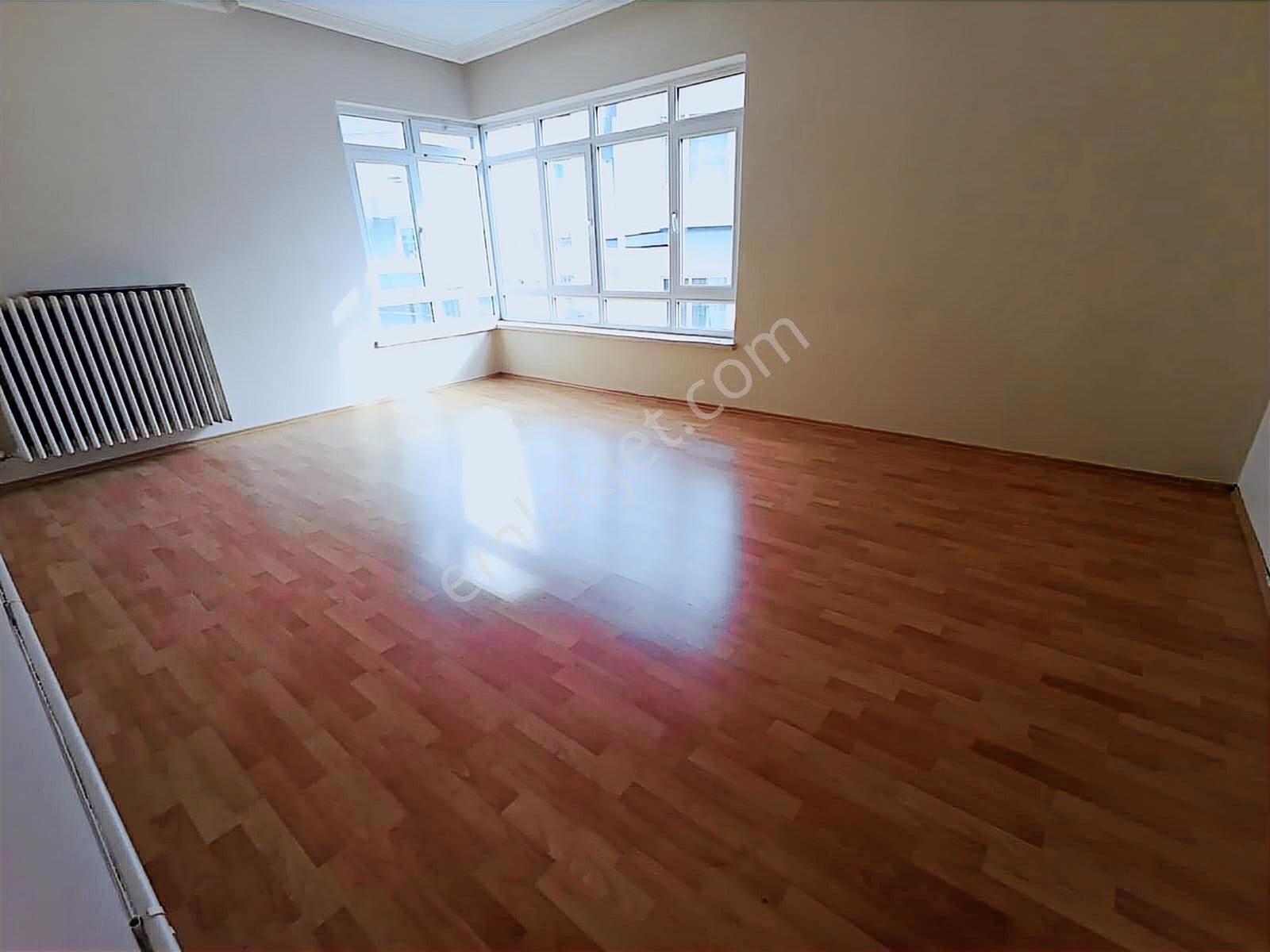 Aşıkpaşa Caddesinde Ara Kat Salon Bağımsız 3+1