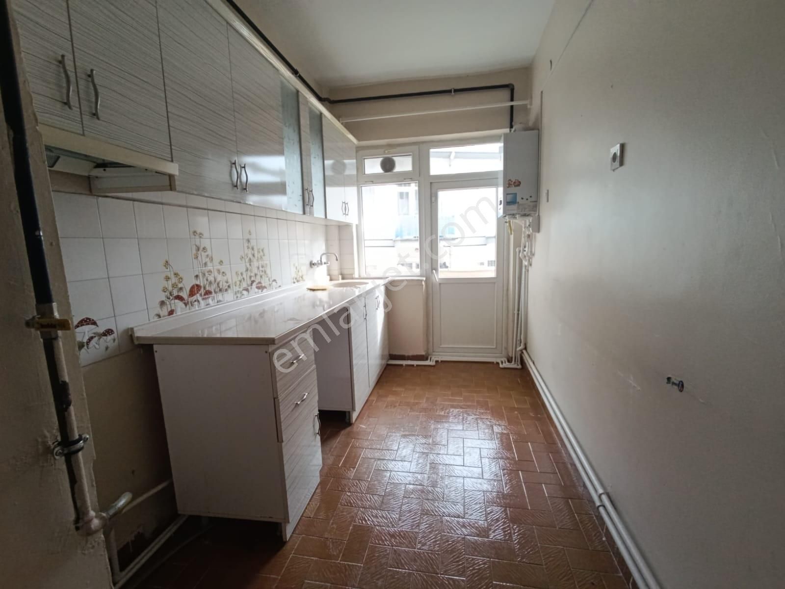 Aşıkpaşa Caddesinde Ara Kat Salon Bağımsız 3+1 - Görsel 4