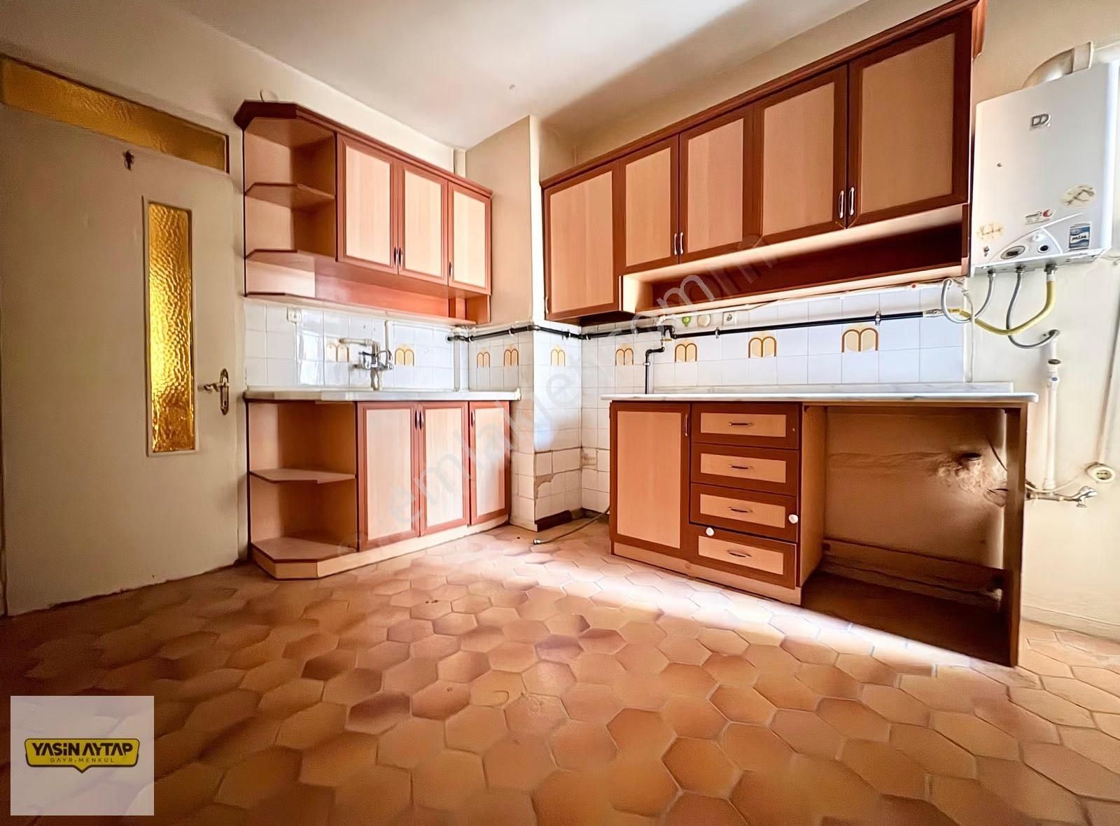 Mükemmel Konum`da Kule Siteye Yakın Satılık Ara Kat 3+1 Daire!! - Görsel 16