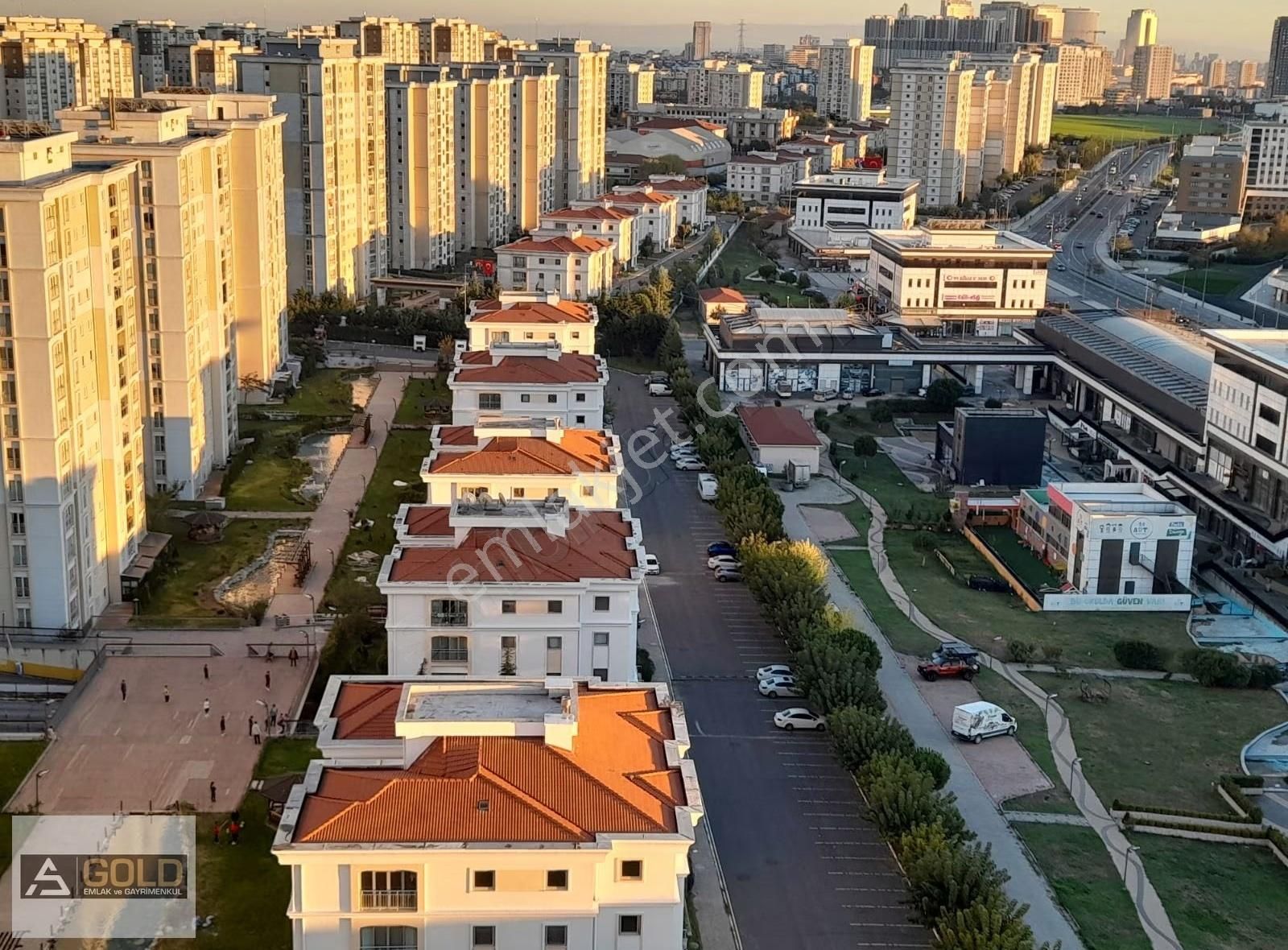 Bahçekent Ticaret Merkezinde Yüksek Tavan 50 M2 Dükkan