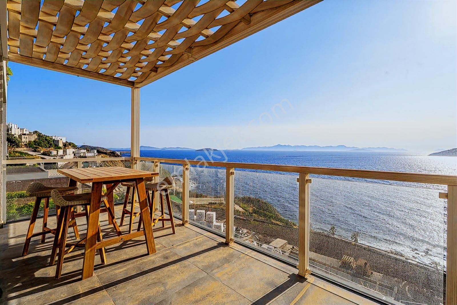 Plajlı Sitede Kiralık 5+1 Deniz Manzaralı Lüks Daire