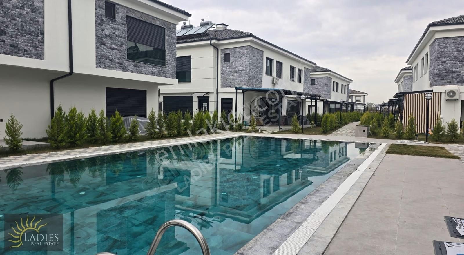 Ladies Emlaktan Karaçalı Da Havuzlu Sitede 2+1 Kiralık Villa - Görsel 6