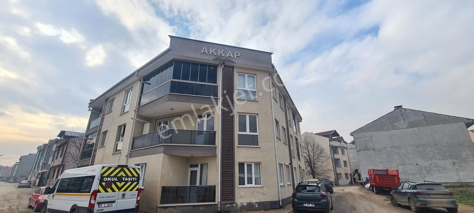 İnegöl Alanyurt Merkez De Satılık Ara Kat Daire.