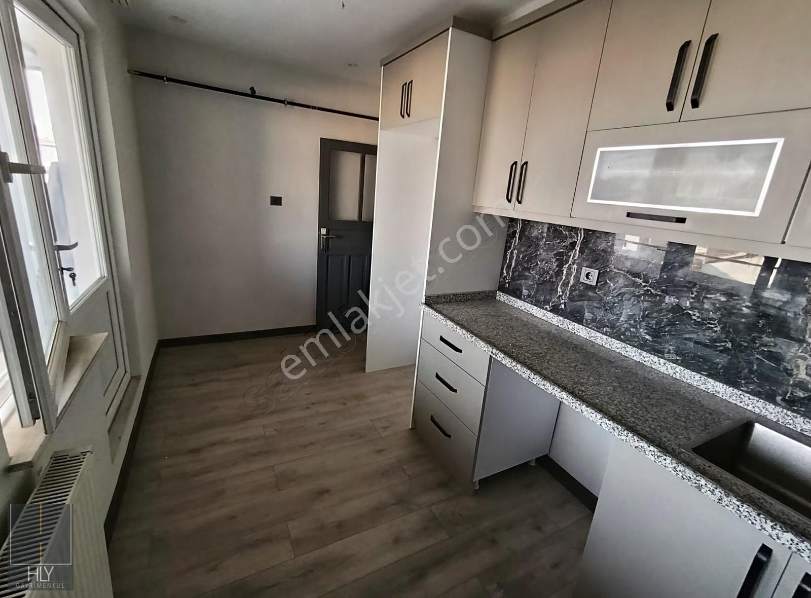 Hly Gayrimenkul'den Kasaplar Mah. Soma Caddesi Kiralık 2+1 Daire - Görsel 14